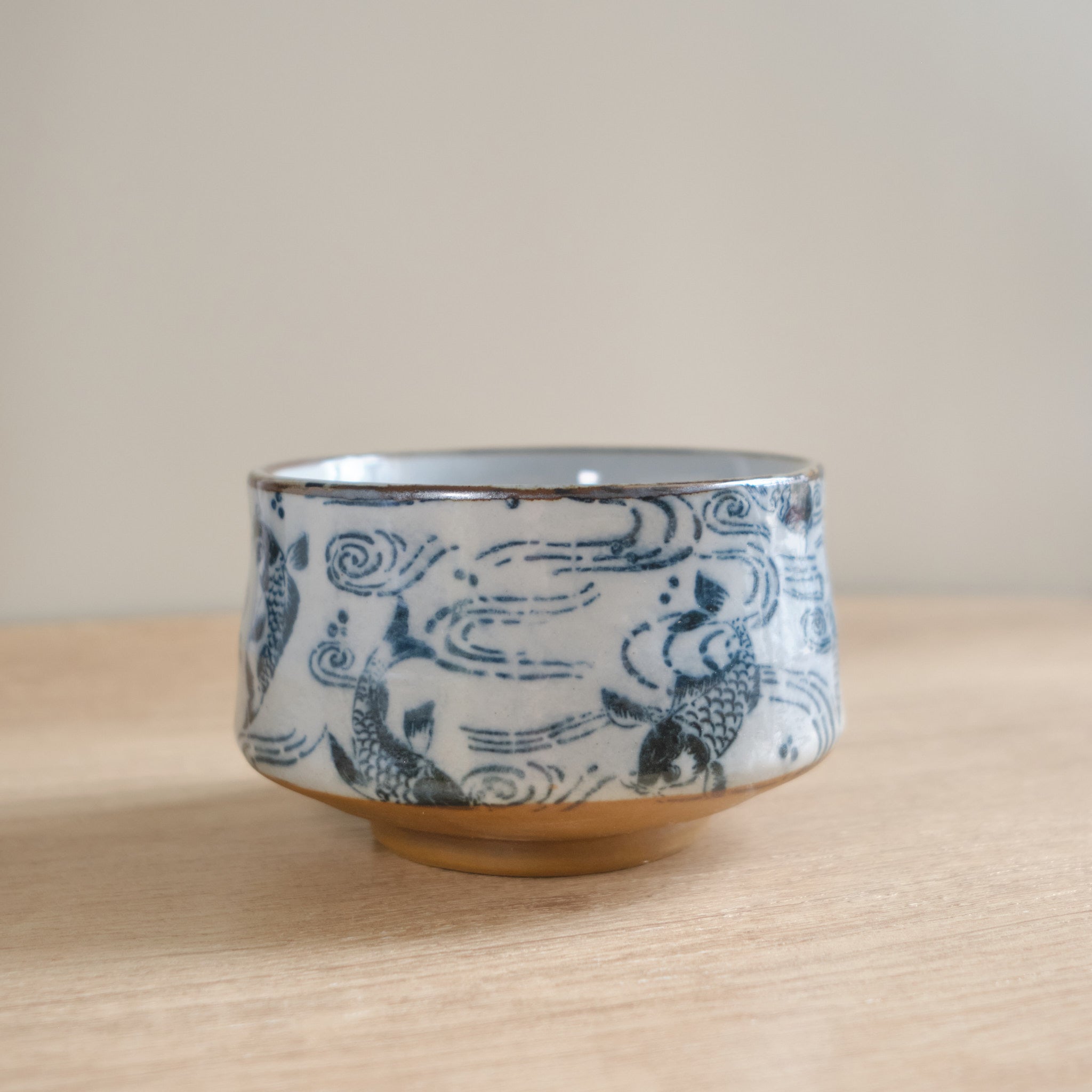 日本美濃燒抹茶碗波浪與鯉魚| AWASAKA – NOOK-IN 日本美濃燒抹茶碗波浪與鯉魚| AWASAKA – NOOK-IN